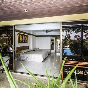 Studio Lit King-Size